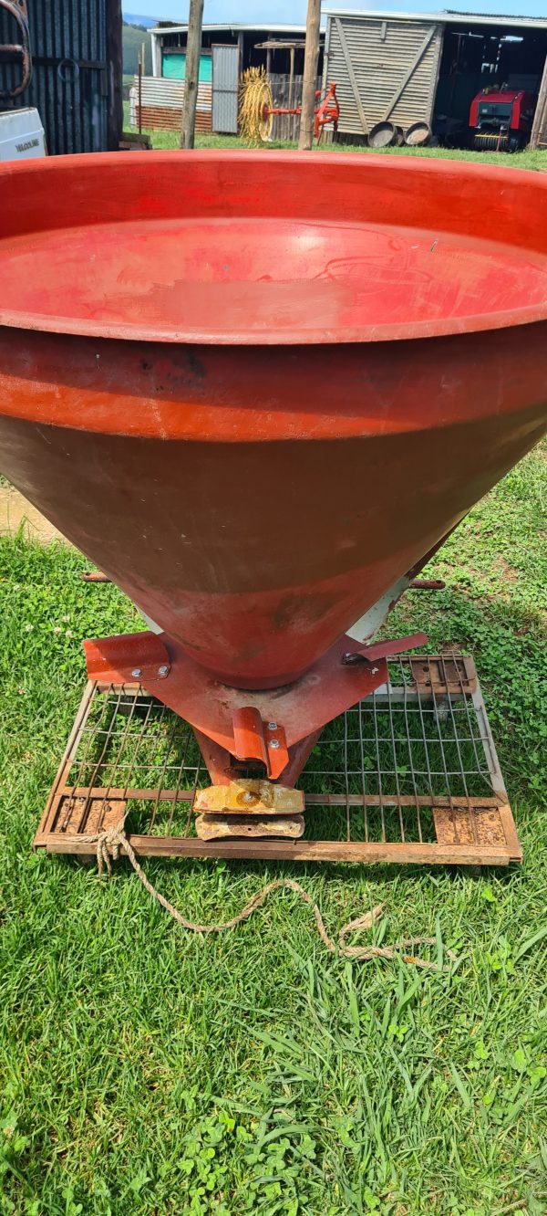 Cosmo fertilizer spreader - Image 3