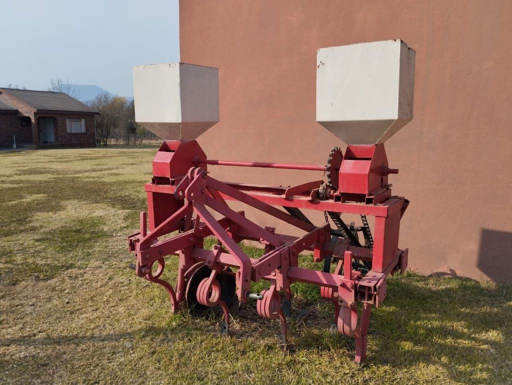 Massey ferguson 4 row cultivator fertilizer ridger – Borgy's Farm Stuff