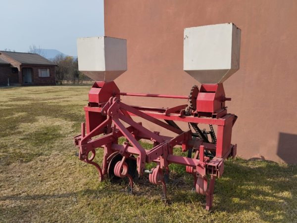 Massey ferguson 4 row cultivator fertilizer ridger - Image 2