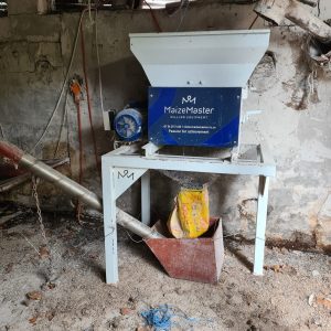 Maize master roller mill with augers