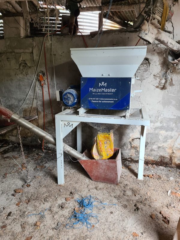 Maize master roller mill with augers