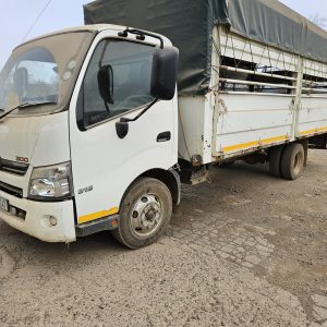 2017 Hino 915   5 ton bulk truck