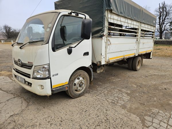 2017 Hino 915   5 ton bulk truck