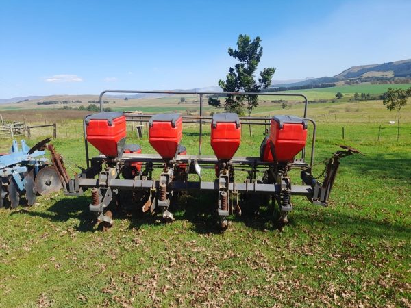 Massey ferguson 106 4 row no till maize planter - Image 2