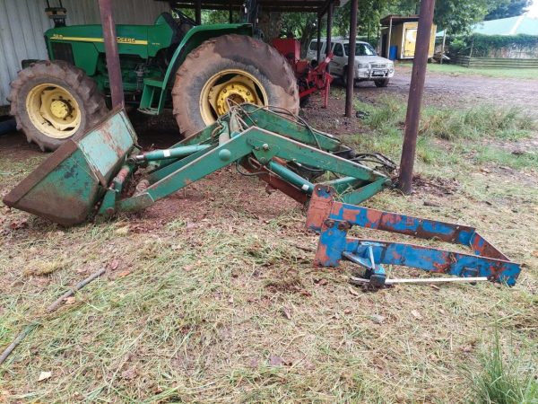 Front loader with bucket - Image 2