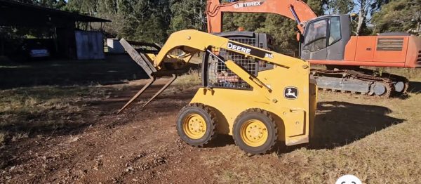 2015 John Deere 315 Skid Steer