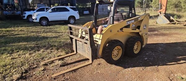 2015 John Deere 315 Skid Steer - Image 3
