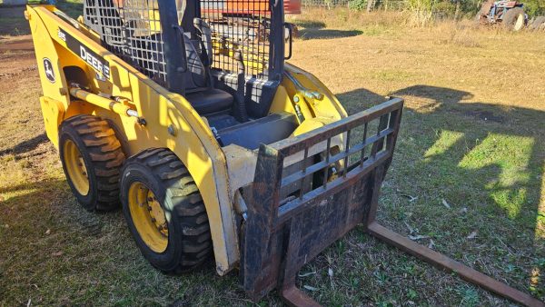 2015 John Deere 315 Skid Steer - Image 4