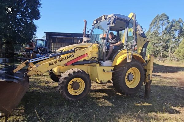 2017 New Holland B 90b 4x4 TLB - Image 4