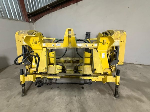 2016 John deere 345 maize header - Image 4