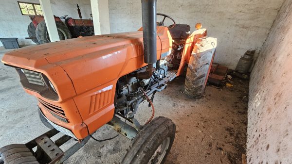 Kubota L 345 2x4 tractor - Image 4