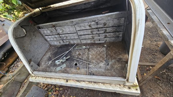 Aluminium Bakkie canopy/toolbox - Image 4