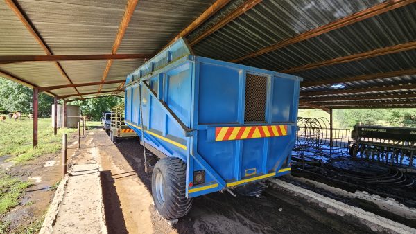 Landmech  25 cube sileage tip trailer - Image 2