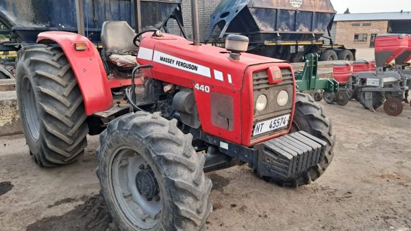 Massey ferguson 440 xtra 4x4 tractor - Image 3