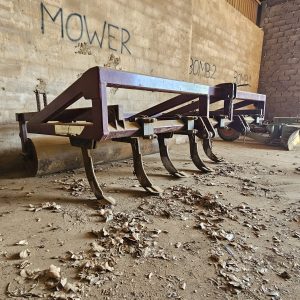 Heavy duty radium 5 tine ripper with roller