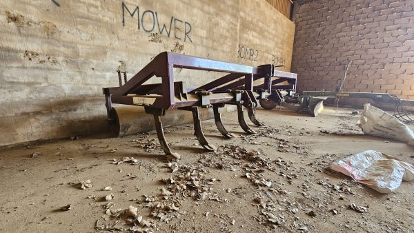 Heavy duty radium 5 tine ripper with roller