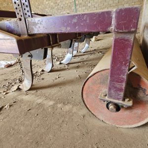 Heavy duty radium 5 tine ripper with roller