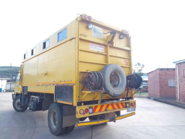 2013 Nissan ud 80 fire and labour truck - Image 8