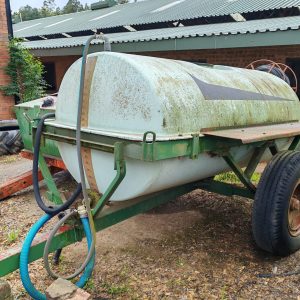 2000 lt Water trailer and fire fighter