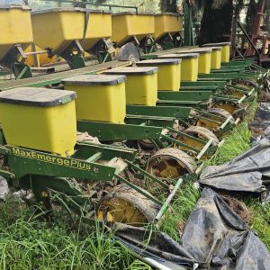 John deere 1750 vacum maize  planter 8 row